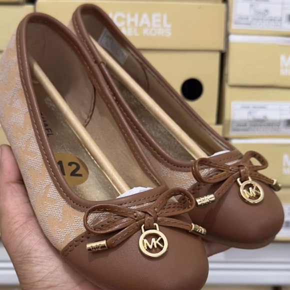 Michael Kors Girls Ballerina Flats Size 12 Tan - Picture 1 of 9